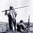 Bdouins  pied, photographie de la Mission Foureau de 1893 dans le Sahara algrien. Socit de gographie